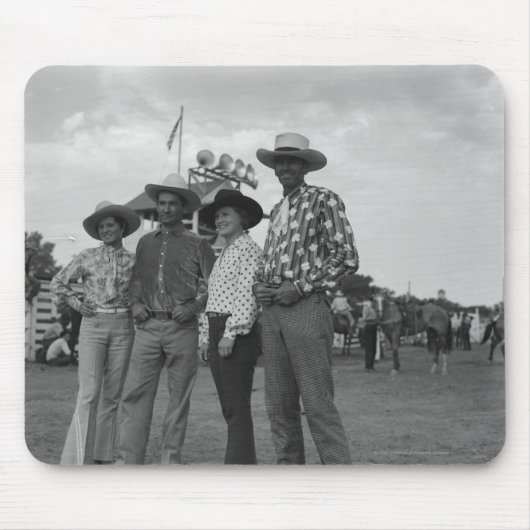 Zwei Männer und zwei Frauen an einem Rodeo Mousepad (Vorne)