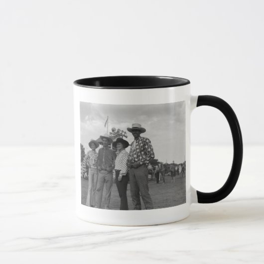 Zwei Männer und zwei Frauen an einem Rodeo Tasse (Rechts)