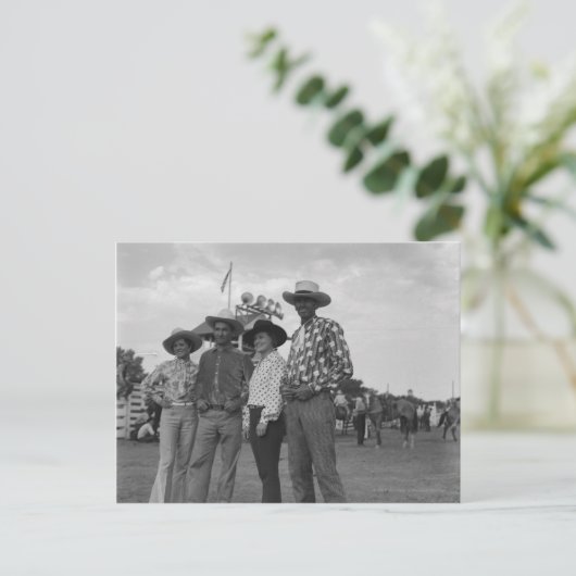 Zwei Männer und zwei Frauen in einem Rodeo Postkarte (Stehend Vorderseite)