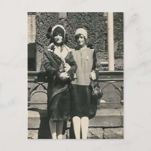 Zwei Männer ziehen auf der Postkarte der Stadt aus (Vorderseite)