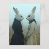 Zwei Menschen in Kaninchenmasken in Nebel Postkarte (Vorderseite)