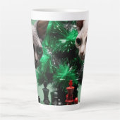 Zwei Minskin Kittens spielen Schach Milchtasse (Vorderseite)