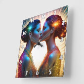 Zwei Modelle, die mit farbenfrohen Glitzern küssen Quadratische Wanduhr (Winkel)