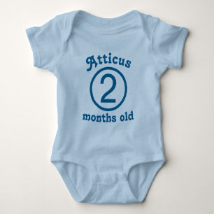 Zwei Monate alte personalisierte blaue Baby Strampler
