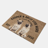 Zwei Mops Personalisiert Hund Lover Doormat Fußmatte (Schrägansicht)