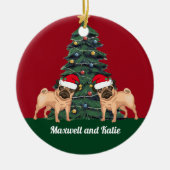 Zwei Mops Weihnachtshunde in Weihnachtsmannmütze N Keramik Ornament (Vorne)