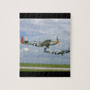 Zwei Mustangs P51, die vorbei. _WWII Flugzeuge Puzzle