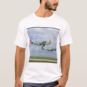 Zwei Mustangs P51, die vorbei. _WWII Flugzeuge T-Shirt
