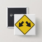 Zwei nach unten zeigende Pfeile Warnstraßenschild Button (Vorne & Hinten)