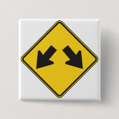 Zwei nach unten zeigende Pfeile Warnstraßenschild Button (Vorderseite)