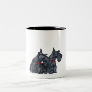 Zwei neugierige Scottish Terrier Zweifarbige Tasse