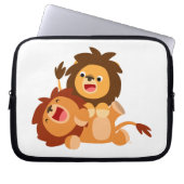 Zwei Niedlich spielende Cartoon Lions Notebook-Cas Laptopschutzhülle (Vorderseite)