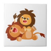 Zwei Niedlich spielende Cartoon Löwen Tile Fliese (Vorderseite)