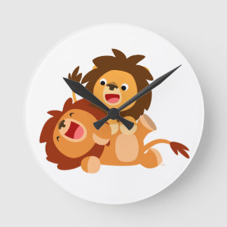 Zwei Niedlich spielende Cartoon Löwen Wall Clock Runde Wanduhr