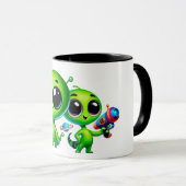 Zwei niedliche Aliens mit Pistolen. Tasse (VorderseiteRechts)