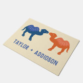 Zwei Niedliche Cartoon Camels Paare Personalisiert Fußmatte (Schrägansicht)