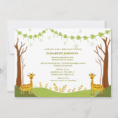 zwei niedliche Giraffen in einer grünen Waldbabydu Einladung (Vorderseite)