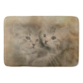 Zwei Niedliche, graugestrichene Kätzchen in Aquare Badematte