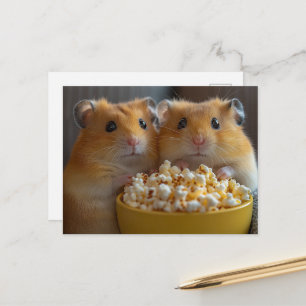 Zwei niedliche Hamster mit einer großen Popcorn-Sc Postkarte