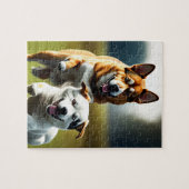 Zwei niedliche Hunde laufen im Gras und spielen Puzzle (Horizontal)