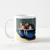 zwei niedliche Kätzchen in Tasse (Links)