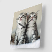 Zwei niedliche Kätzchen Quadratische Wanduhr (Winkel)