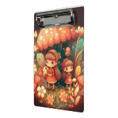 Zwei niedliche kleine Elfen unter Pilzen Zwischena Mini Klemmbrett (Gewinkelt2)