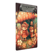 Zwei niedliche kleine Elfen unter Pilzen Zwischena Mini Klemmbrett (Schrägansicht)