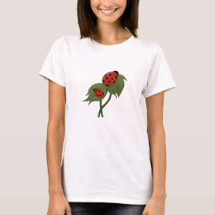 Zwei niedliche Ladybugs auf einer Pflanze T-Shirt