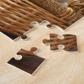 Zwei niedliche maltesische Welpen, die in einem Puzzle (Seite)