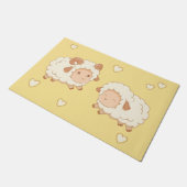 Zwei Niedliche Schafsschaum-Ewe auf Gelb Fußmatte (Schrägansicht)