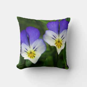 Zwei niedliche violette Blume Kissen Kissen