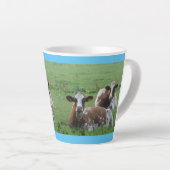 Zwei Niedliche weißbraune Kühe Kruste. Blue Latte Milchtasse (Rechte Ecke)