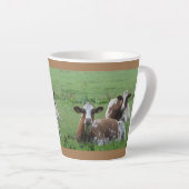 Zwei Niedliche weißbraune Kühe Kruste. Brawn Latte Milchtasse (Rechte Ecke)