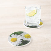 Zwei niedliche, weiße Gänse trinken Untersetzer (Seite)