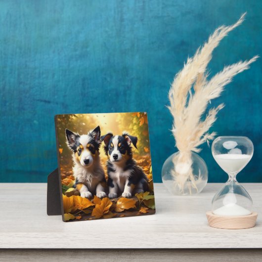 Zwei Niedliche Welpen spielen in Herbstlauben Fotoplatte (InSitu)