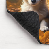 Zwei Niedliche Welpen spielen in Herbstlauben Mousepad (Ecke)