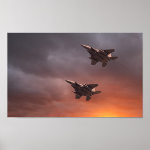 Zwei niedrig fliegende F-15E Strike Eagles bei Son Poster