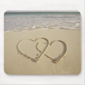 Zwei Oberherzen gezeichnet am Strand Mousepad (Vorne)