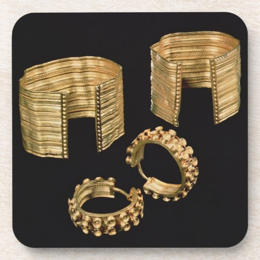 Zwei offene facettierte Armbänder und ein Paar Untersetzer (Vorderseite)