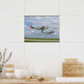 Zwei P51-Mustangs fliegen nach._WWII-Flugzeug Poster (Küche)
