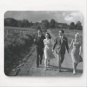 Zwei Paare, die auf Landstraße B&W gehen Mousepad