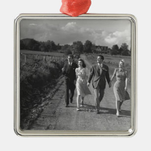 Zwei Paare, die auf Landstraße B&W gehen Silbernes Ornament