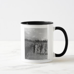 Zwei Paare, die auf Landstraße B&W gehen Tasse