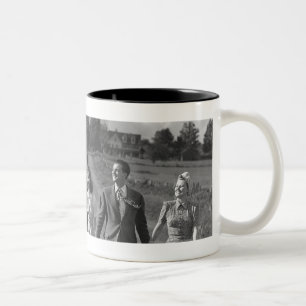 Zwei Paare, die auf Landstraße B&W gehen Zweifarbige Tasse