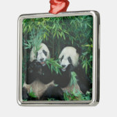 Zwei Pandas essen zusammen Bambus, Wolong Ornament Aus Metall (Links)