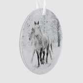 Zwei Percheron Mares laufen im Schneezauber Ornament (Vorderseite)