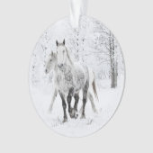 Zwei Percheron Mares laufen im Schneezauber Ornament (Vorderseite)