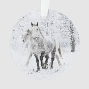 Zwei Percheron Mares laufen im Schneezauber Ornament