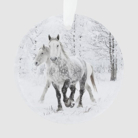 Zwei Percheron Mares laufen im Schneezauber Ornament (Vorderseite)